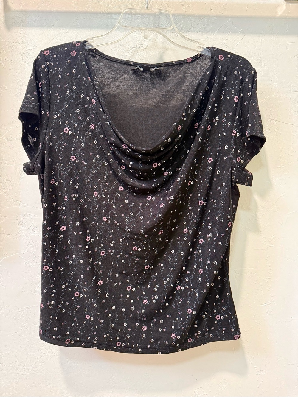 Briggs New York Black Floral Drape-Neck Short Sleeve Top